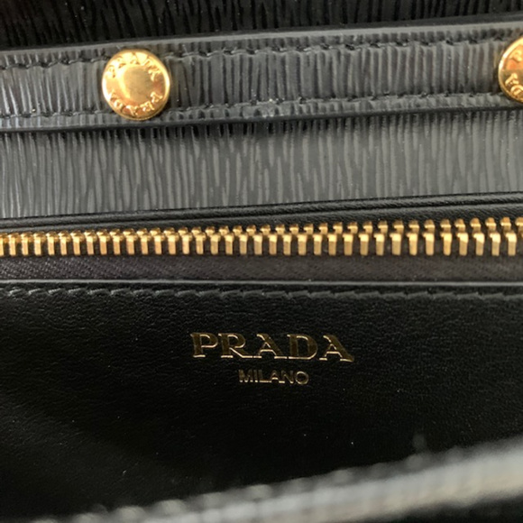 CLASSY AND ELEGANT PURSE - Picture 2 of 2